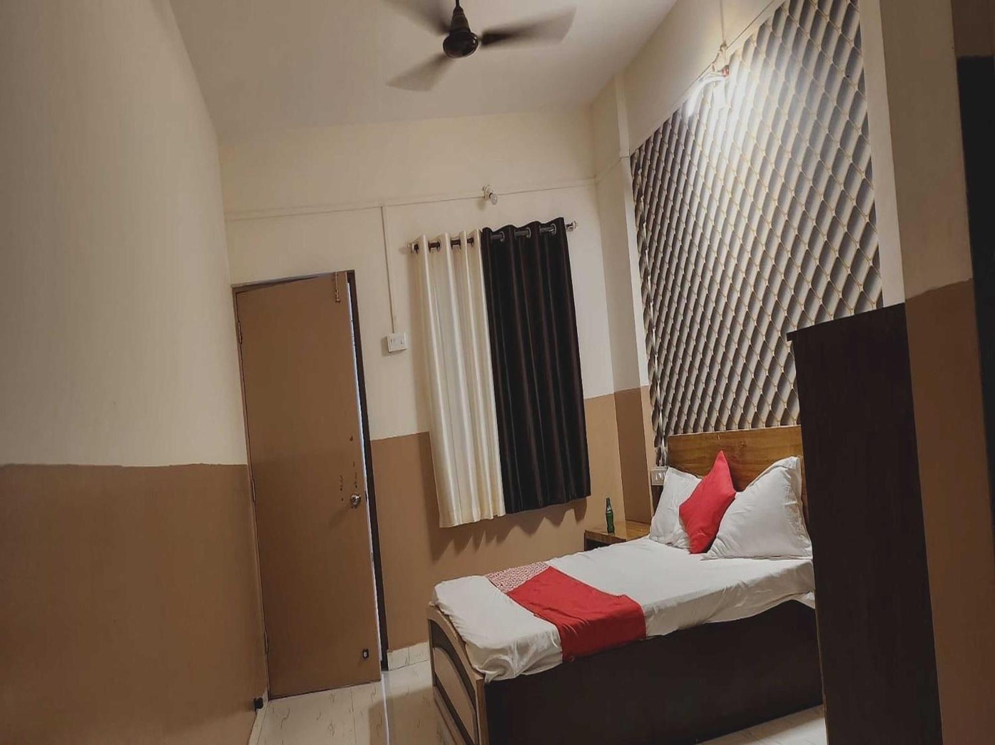 Hotel Royal Lodging Phursungi Exterior photo